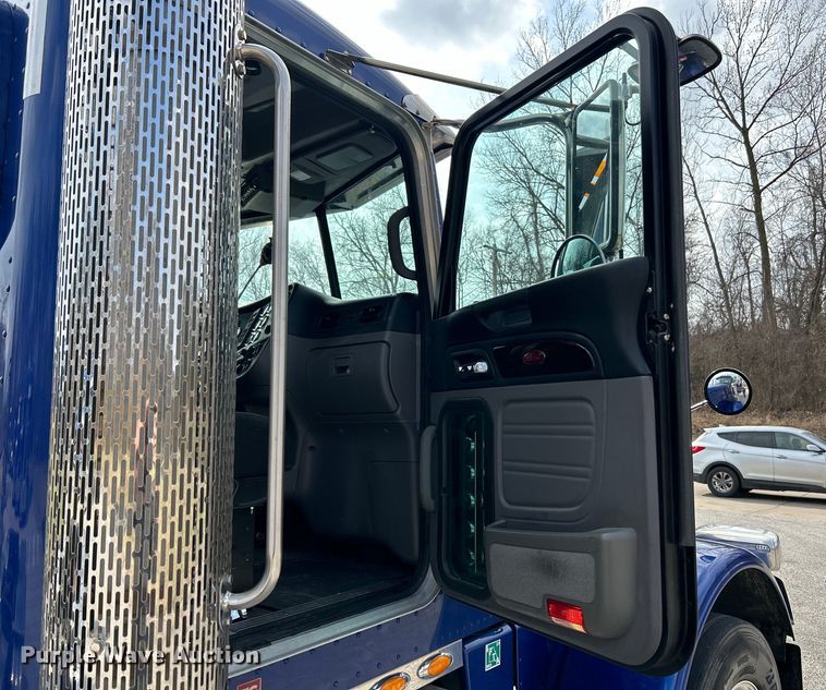 image for item EK4178 2022 Peterbilt 389 semi truck