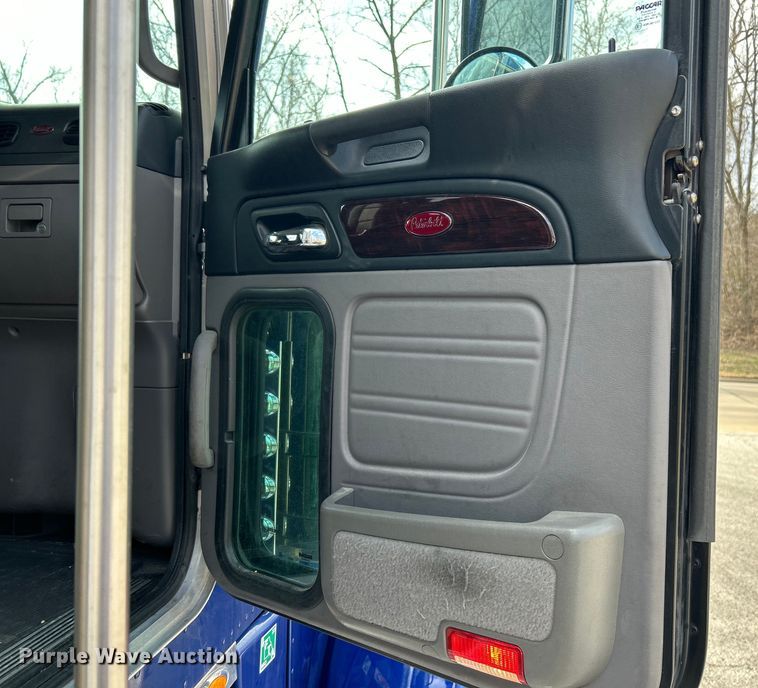 image for item EK4178 2022 Peterbilt 389 semi truck