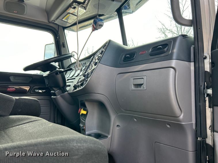 image for item EK4178 2022 Peterbilt 389 semi truck