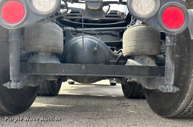 image for item EK4178 2022 Peterbilt 389 semi truck