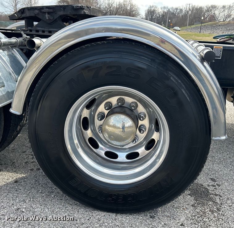 image for item EK4178 2022 Peterbilt 389 semi truck