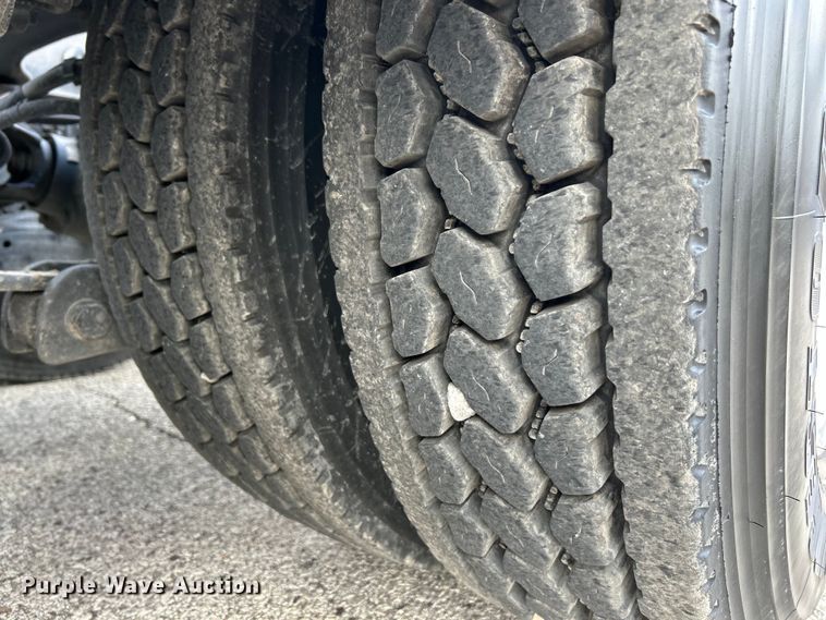 image for item EK4178 2022 Peterbilt 389 semi truck