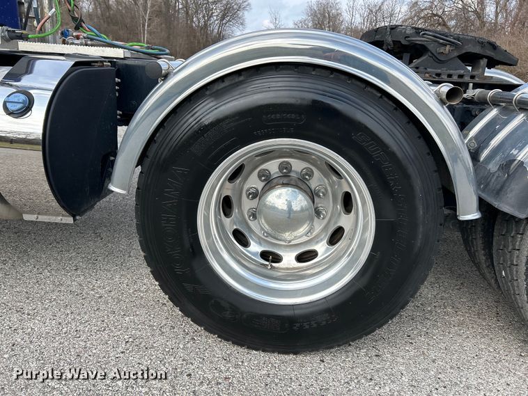 image for item EK4178 2022 Peterbilt 389 semi truck