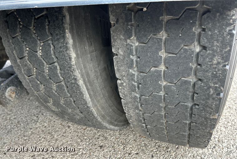 image for item EK4178 2022 Peterbilt 389 semi truck