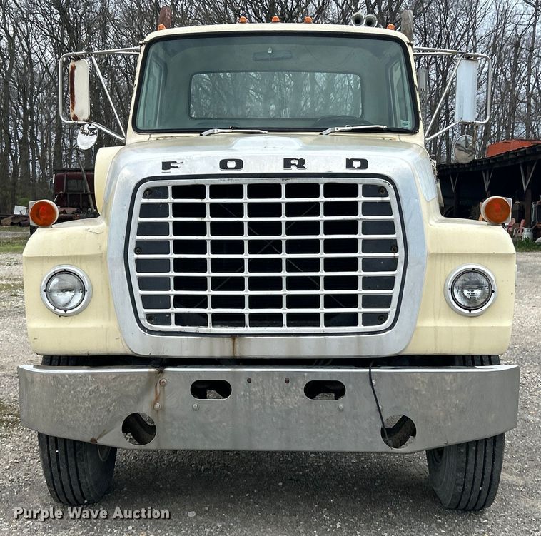 image for item EK4437 1975 Ford LT900 semi truck