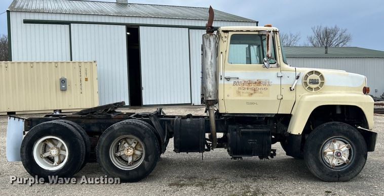 image for item EK4437 1975 Ford LT900 semi truck