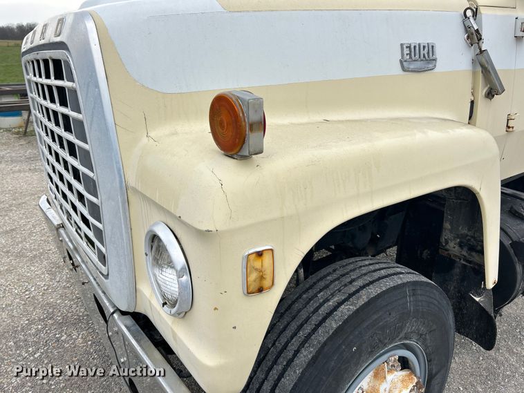 image for item EK4437 1975 Ford LT900 semi truck