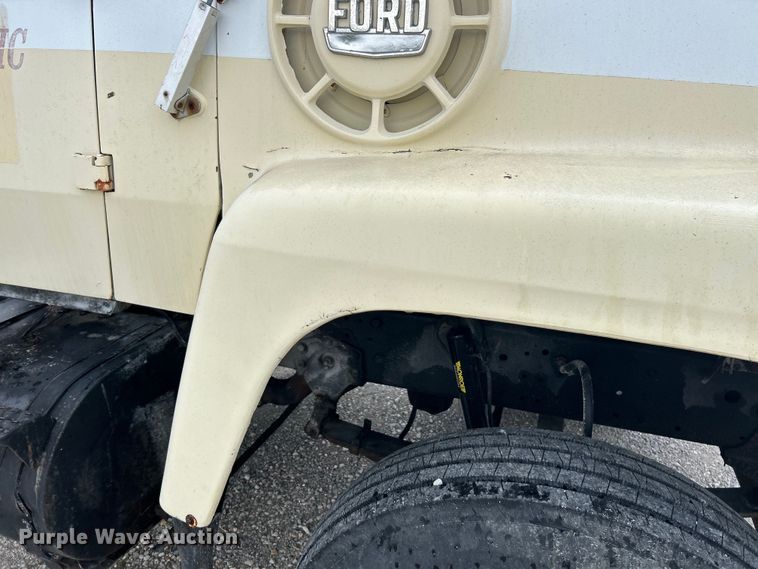 image for item EK4437 1975 Ford LT900 semi truck