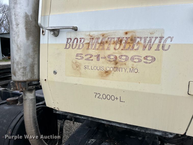 image for item EK4437 1975 Ford LT900 semi truck