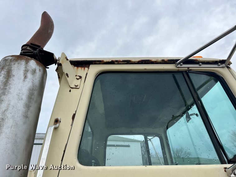 image for item EK4437 1975 Ford LT900 semi truck