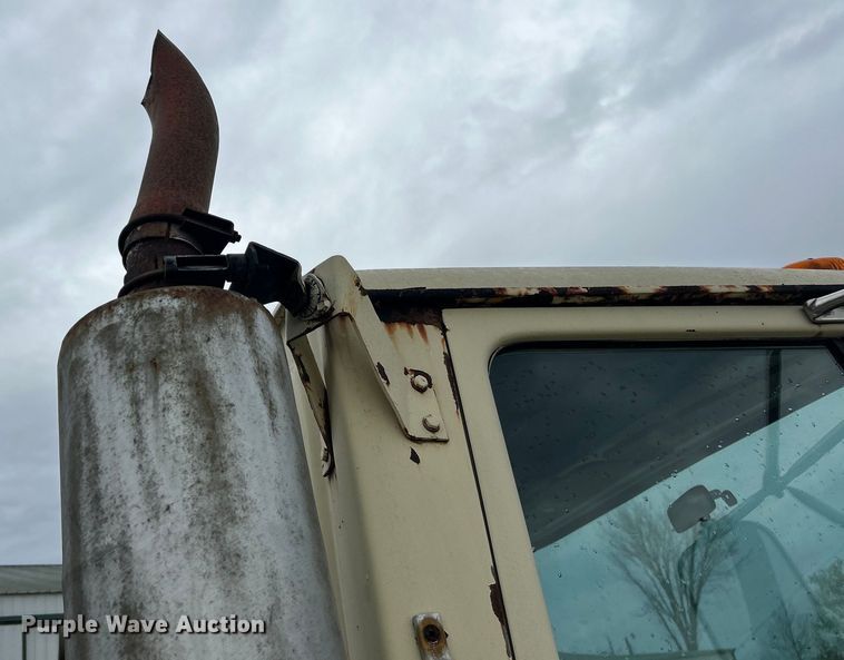 image for item EK4437 1975 Ford LT900 semi truck