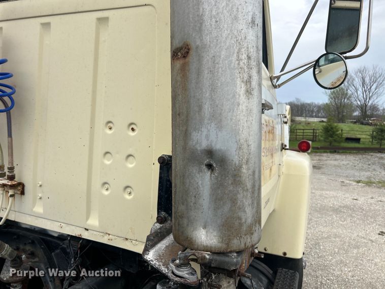 image for item EK4437 1975 Ford LT900 semi truck