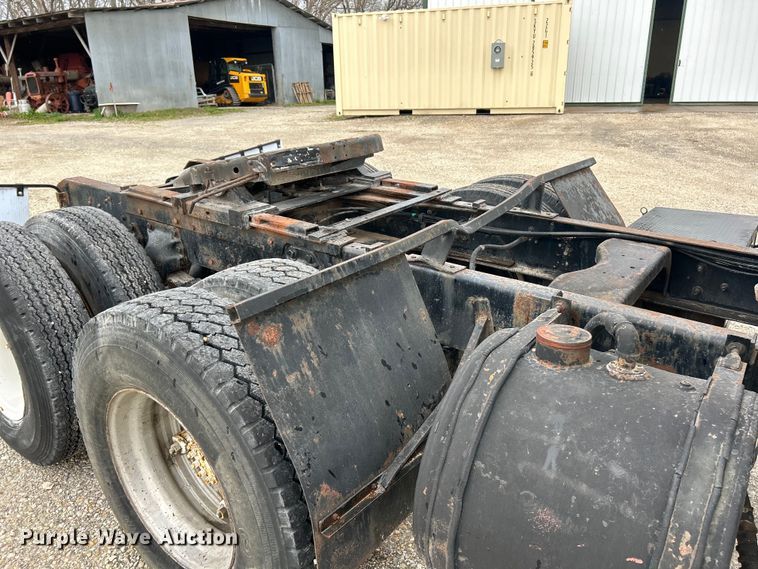 image for item EK4437 1975 Ford LT900 semi truck