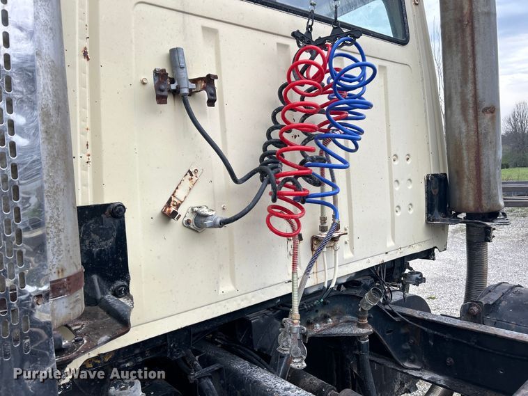 image for item EK4437 1975 Ford LT900 semi truck