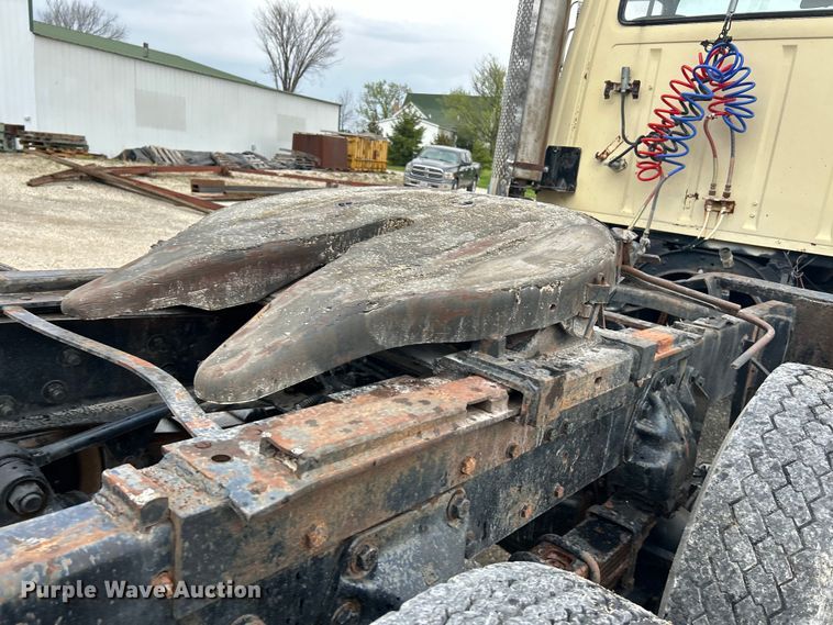 image for item EK4437 1975 Ford LT900 semi truck