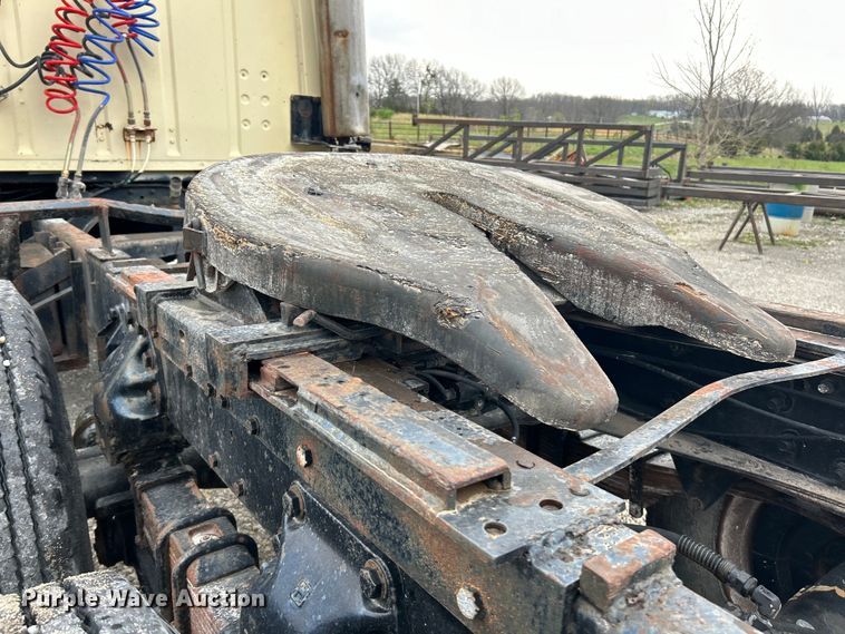 image for item EK4437 1975 Ford LT900 semi truck