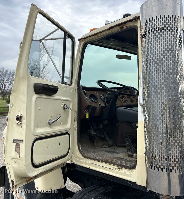 image for item EK4437 1975 Ford LT900 semi truck