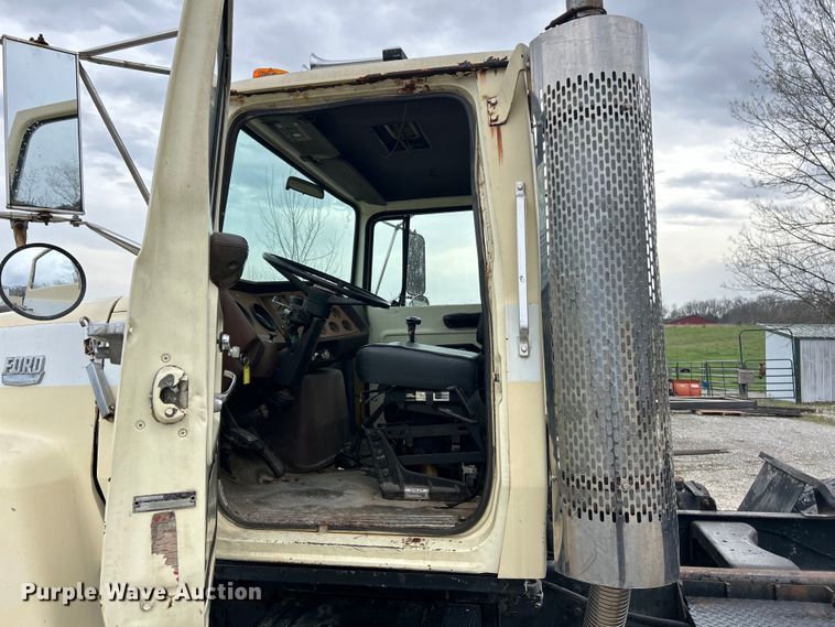 image for item EK4437 1975 Ford LT900 semi truck