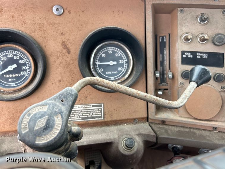 image for item EK4437 1975 Ford LT900 semi truck