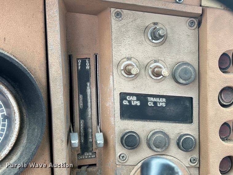 image for item EK4437 1975 Ford LT900 semi truck