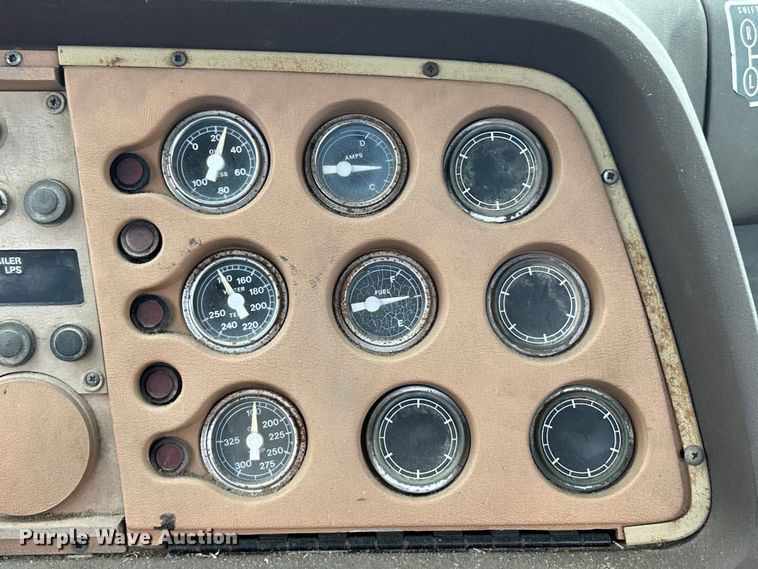 image for item EK4437 1975 Ford LT900 semi truck