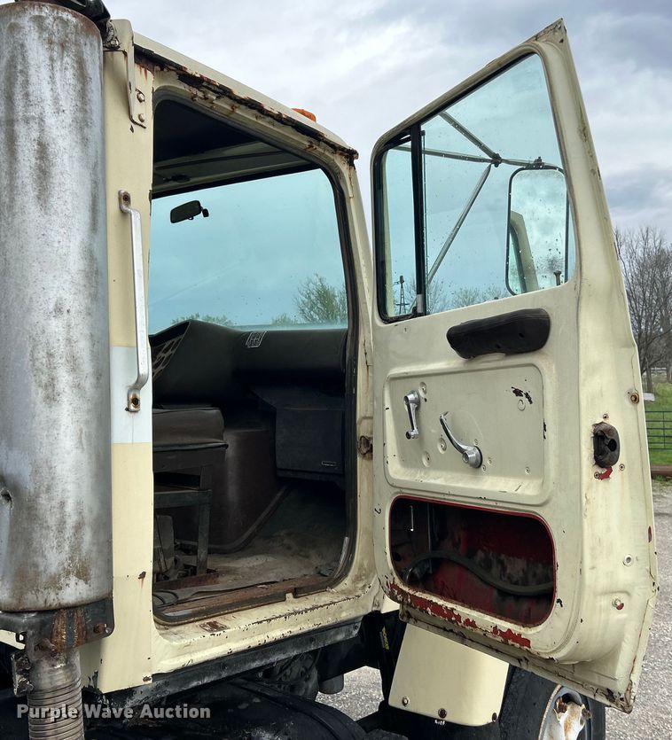 image for item EK4437 1975 Ford LT900 semi truck