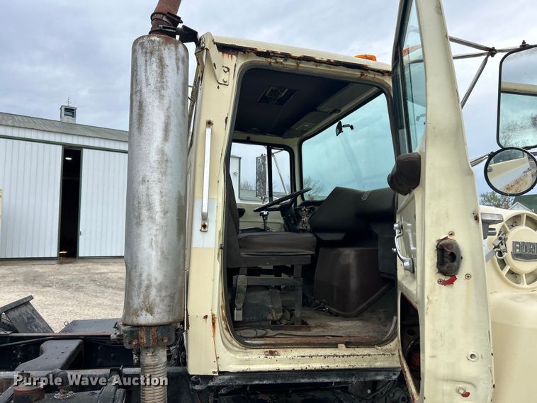 image for item EK4437 1975 Ford LT900 semi truck