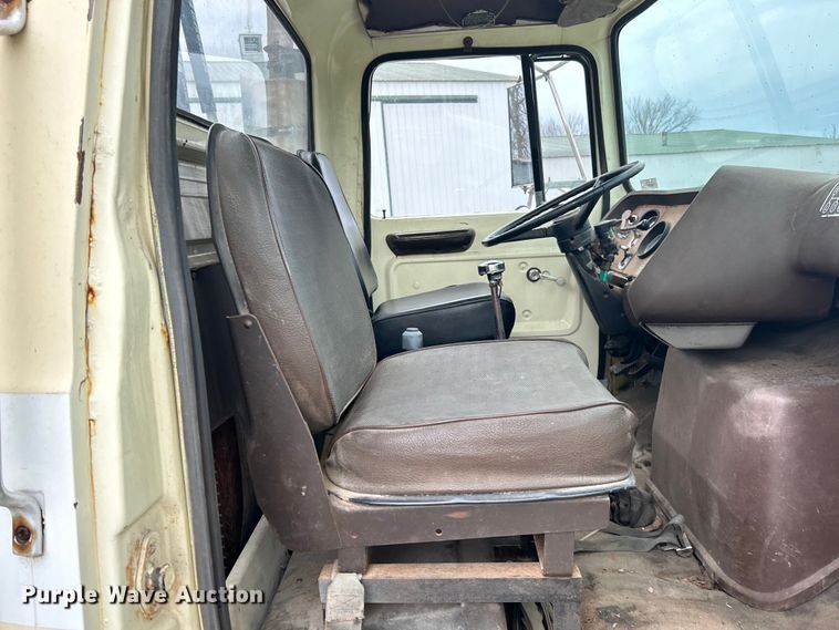 image for item EK4437 1975 Ford LT900 semi truck