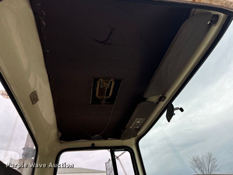 image for item EK4437 1975 Ford LT900 semi truck