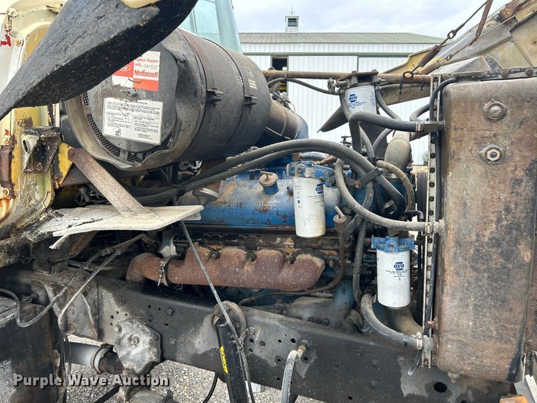 image for item EK4437 1975 Ford LT900 semi truck