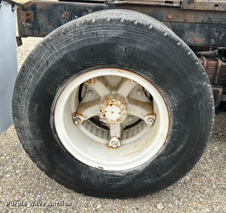 image for item EK4437 1975 Ford LT900 semi truck