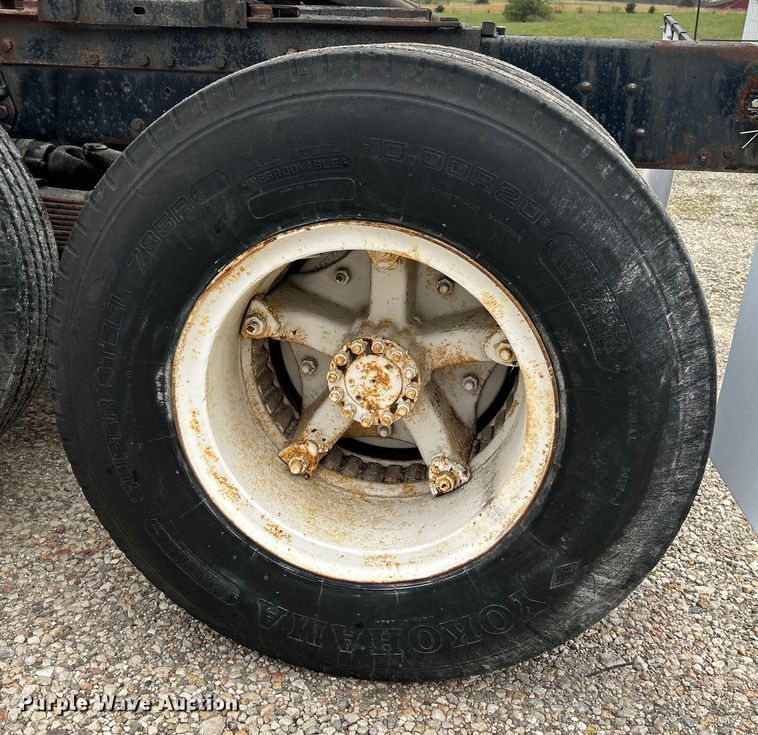 image for item EK4437 1975 Ford LT900 semi truck