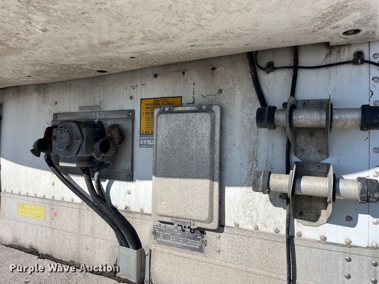 image for item LD9375 2011 Utility refrigerated van trailer