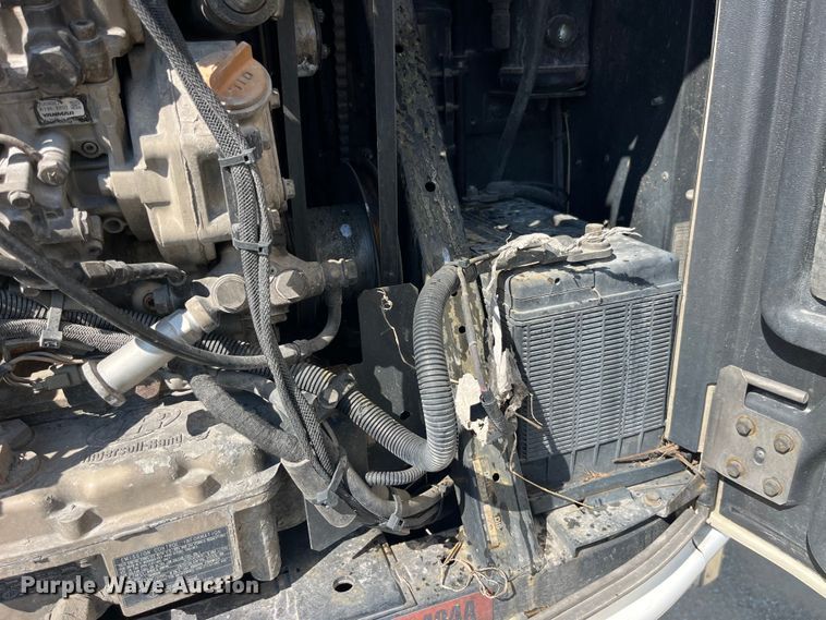 image for item LD9375 2011 Utility refrigerated van trailer