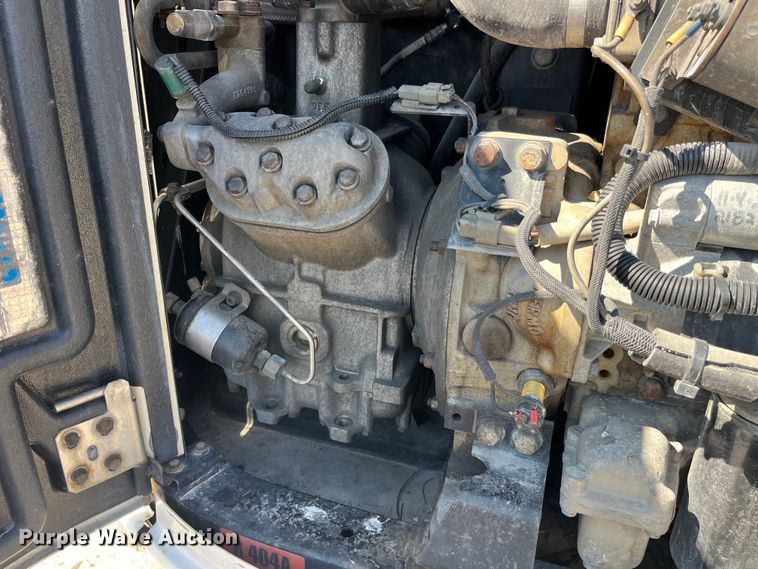 image for item LD9375 2011 Utility refrigerated van trailer