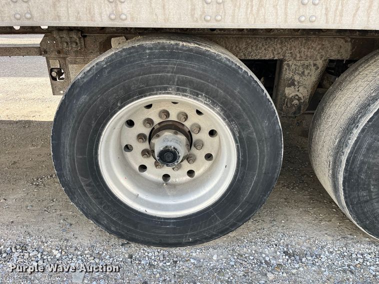 image for item LD9375 2011 Utility refrigerated van trailer