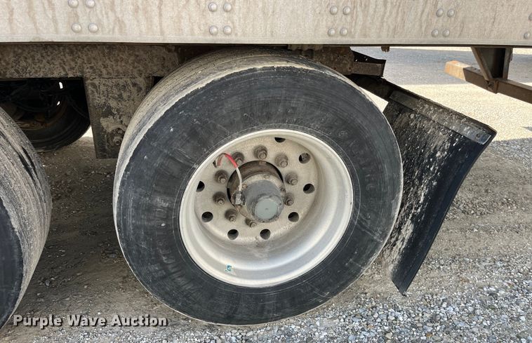 image for item LD9375 2011 Utility refrigerated van trailer