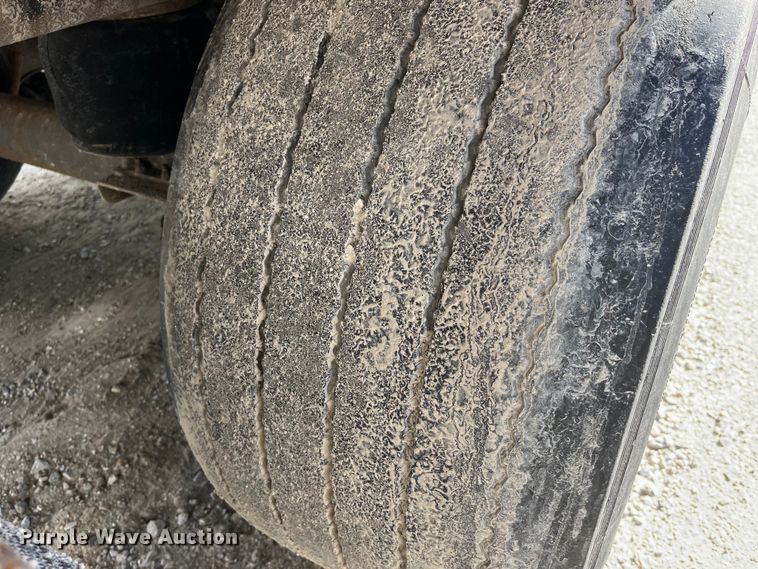 image for item LD9375 2011 Utility refrigerated van trailer