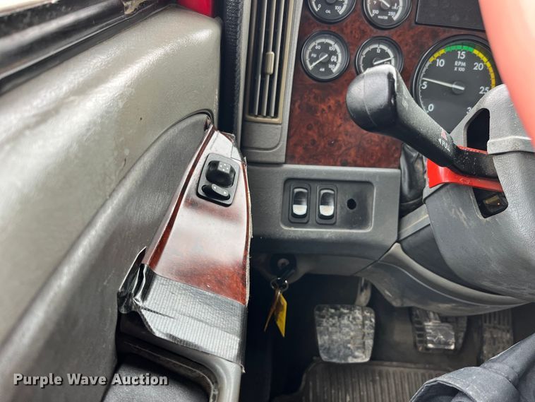 image for item LD9387 2007 Freightliner  CST120 semi truck