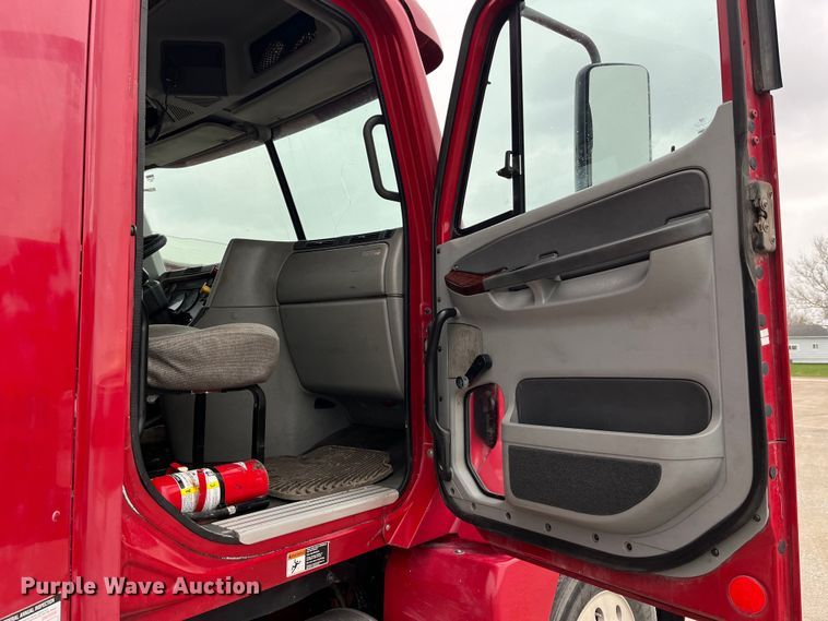 image for item LD9387 2007 Freightliner  CST120 semi truck