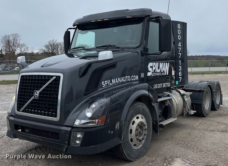 image for item LD9389 2013 Volvo VNL semi truck