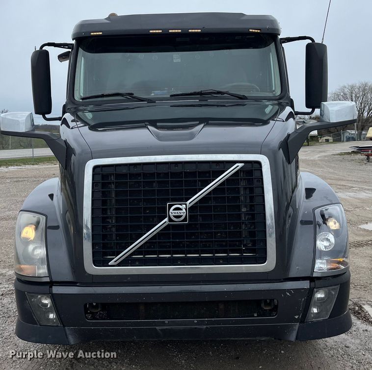 image for item LD9389 2013 Volvo VNL semi truck