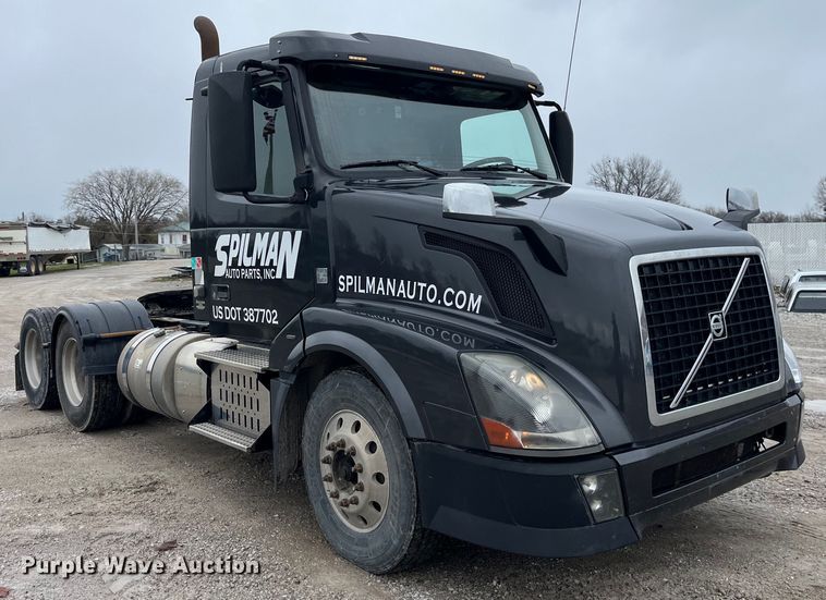 image for item LD9389 2013 Volvo VNL semi truck