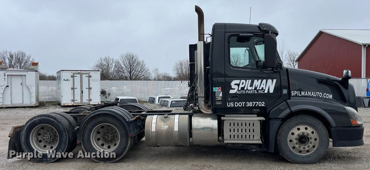 image for item LD9389 2013 Volvo VNL semi truck