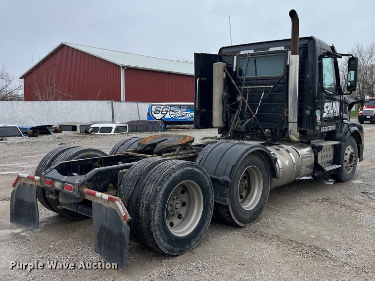 image for item LD9389 2013 Volvo VNL semi truck