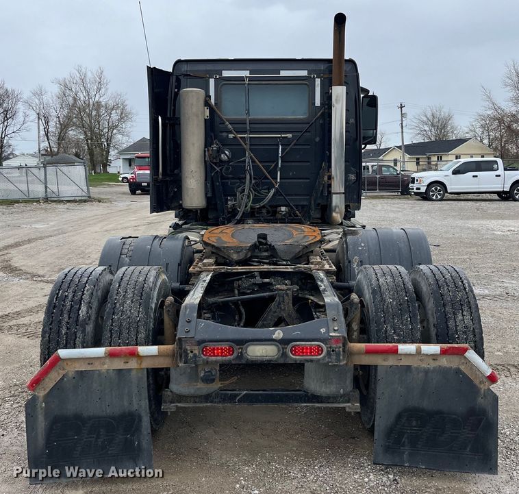 image for item LD9389 2013 Volvo VNL semi truck