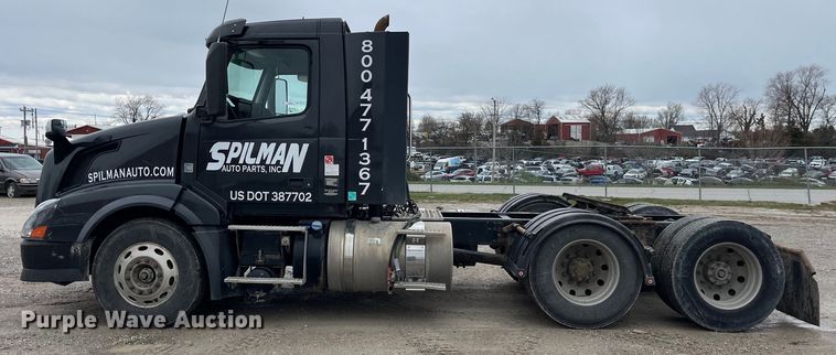 image for item LD9389 2013 Volvo VNL semi truck