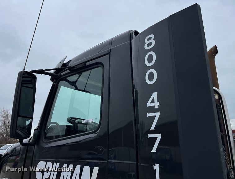 image for item LD9389 2013 Volvo VNL semi truck