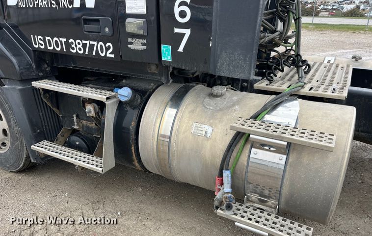 image for item LD9389 2013 Volvo VNL semi truck