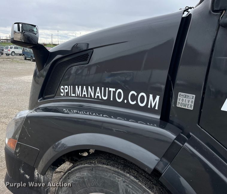 image for item LD9389 2013 Volvo VNL semi truck